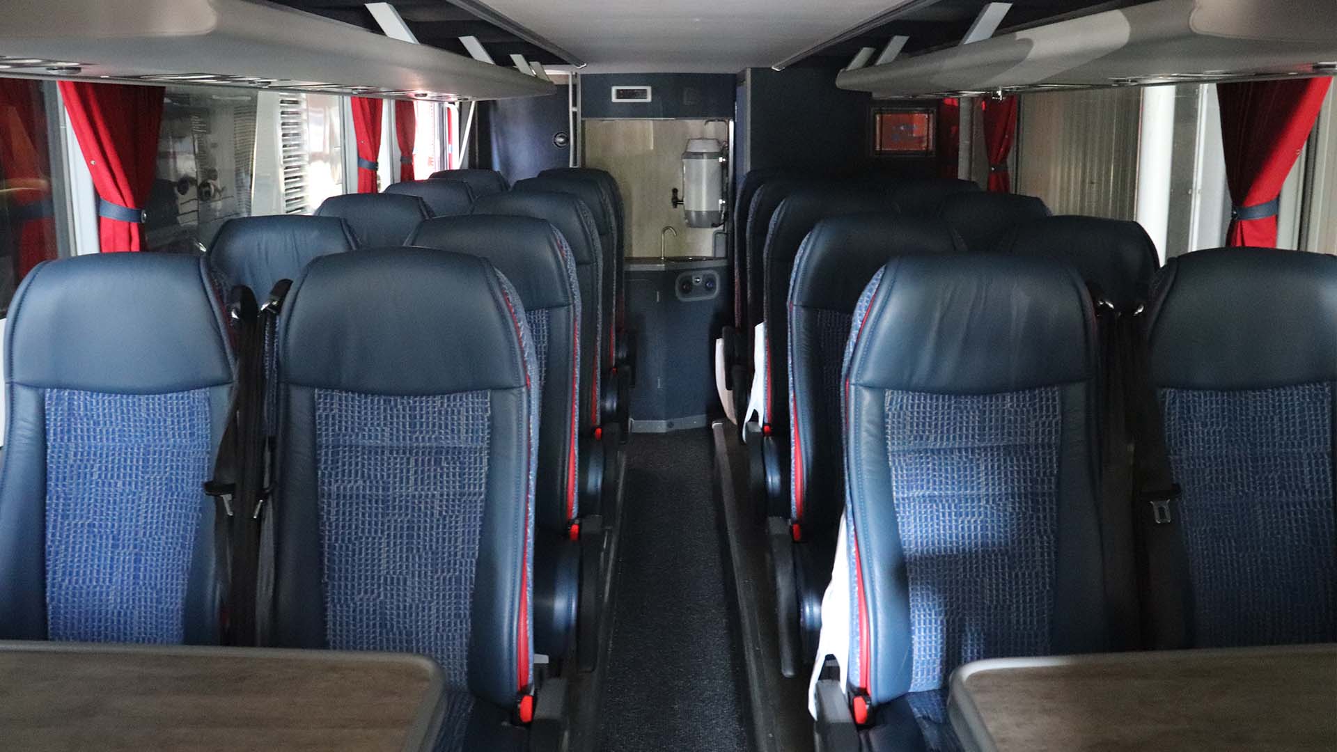 Dubbeldekker-touringcar-interieur